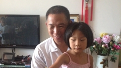 Liu Yuantong mester és a kislánya, Kína, 2012. islánya