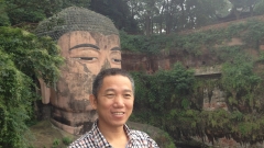 Liu Yuantong mester az óriás Buddha szobornál, Leshan, Kína, 2012